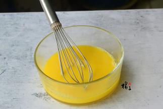 鸡蛋打入碗中，打散