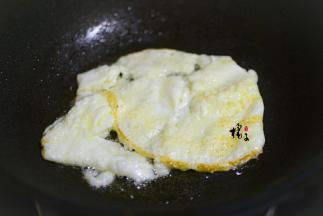 油热加鸡蛋，炒出鸡蛋块