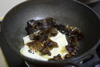 加入木耳，翻炒均匀