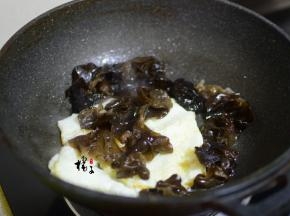 加入木耳，翻炒均匀
