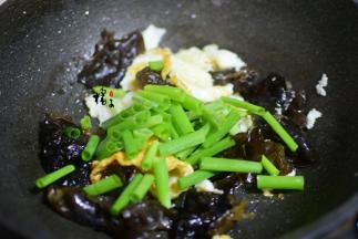加葱段，炒匀即可