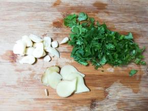 香菜洗净切碎，姜切片，蒜瓣剥去皮切成片