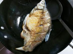 热锅凉油放入鳊鱼中火煎至金黄，翻面再煎至金黄