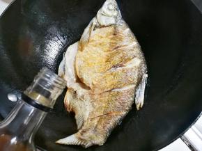 放入两勺料酒蒸发掉