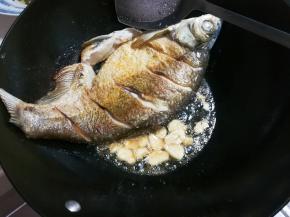 放入蒜片煎出香味