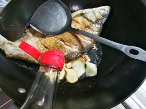 放入姜片，放入两勺生抽