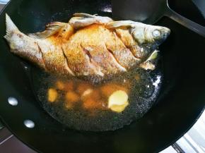 放入清水至鳊鱼三分之二的高度