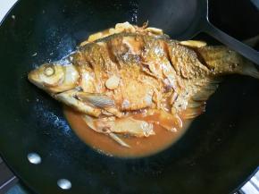 大火烧开转中火烧至汤汁浓稠