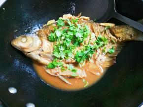 放入香菜，用锅铲浇一点汤汁香菜上面，会更香