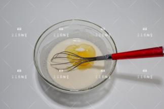 然后加入鸡蛋和盐