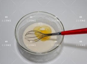 然后加入鸡蛋和盐