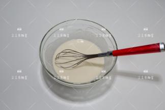 面粉种加入水搅拌均匀