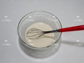 面粉种加入水搅拌均匀