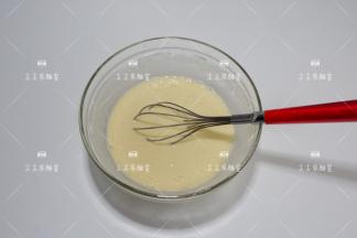 搅拌成细腻有流动性的面糊。