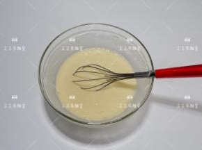 搅拌成细腻有流动性的面糊。