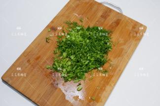 茴香洗净切碎。