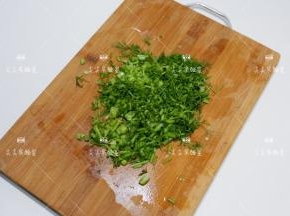 茴香洗净切碎。