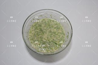 放入鸡蛋面糊中拌匀。