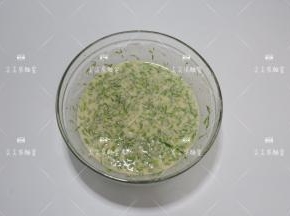 放入鸡蛋面糊中拌匀。