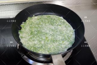 平底锅倒少许油抹匀，将拌好的面糊倒入摊平。