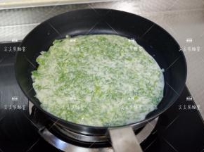 平底锅倒少许油抹匀，将拌好的面糊倒入摊平。