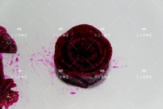 然后围成玫瑰花朵的样子。