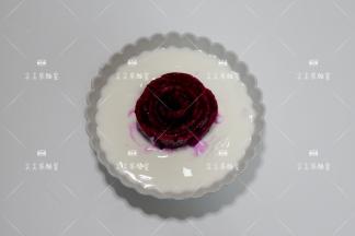 放入燕麦酸奶碗的中心处。