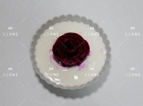 放入燕麦酸奶碗的中心处。