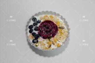 撒上综合麦片，放上蓝莓，最后撒椰蓉装饰即可。