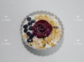 撒上综合麦片，放上蓝莓，最后撒椰蓉装饰即可。