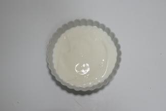 将酸奶倒入装有麦片的碗中备用