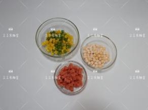 准备食材，熟玉米粒、豌豆粒备好。火腿切成小丁，小圆子备好。