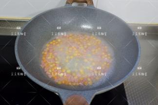 煮至小圆子全部浮起膨胀，加一点盐调味出锅即可。