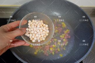 水开后下小圆子。