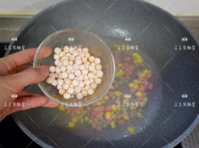 水开后下小圆子。