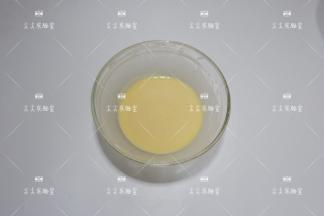 鸡蛋、面粉、加少许盐，混合拌匀至无颗粒，拎起面糊是可以成直线流淌的。