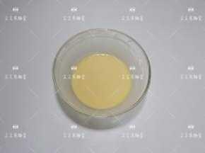 鸡蛋、面粉、加少许盐，混合拌匀至无颗粒，拎起面糊是可以成直线流淌的。