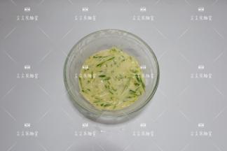 将擦好的黄瓜丝加入拌匀