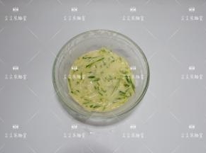 将擦好的黄瓜丝加入拌匀