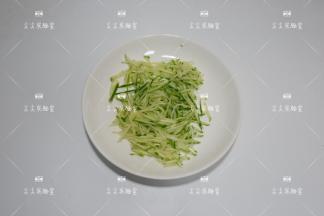 黄瓜用擦丝器擦成细丝备用