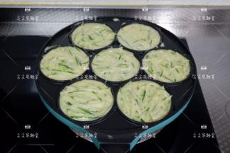 将拌好的面糊倒入