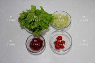 准备食材，菜花米是熟的哦，料理机打碎，微波炉打熟就行