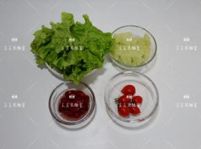 准备食材，菜花米是熟的哦，料理机打碎，微波炉打熟就行