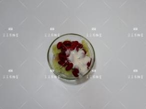 将红腰豆，沙拉酱，盐加入菜花米中