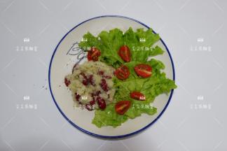 圣女果对半切开撒上，在研磨少许黑胡椒就可以了。