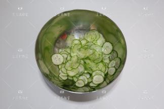 黄瓜洗净，用擦片刀擦成薄片