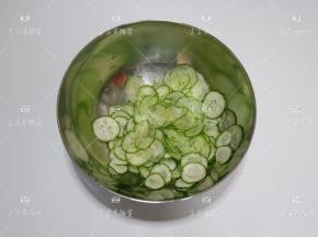 黄瓜洗净，用擦片刀擦成薄片