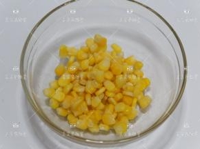 即食甜玉米粒沥水备用