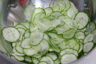 加入盐，腌渍半个小时。