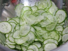 加入盐，腌渍半个小时。